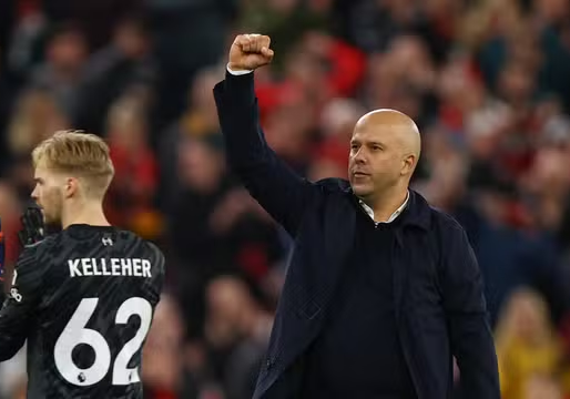 Liverpool vira contra o Brighton e conquista liderança da Premier League.
