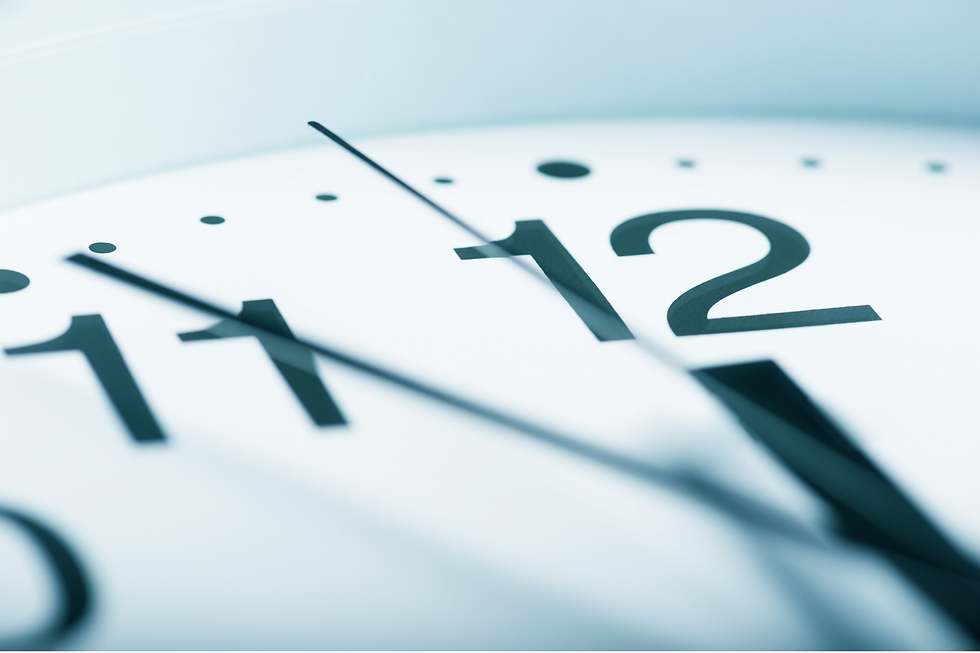 12時直前を指す時計の文字盤のアップ