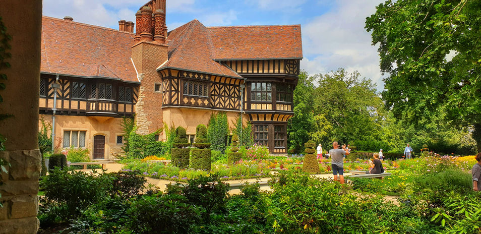 Дворец Цецилиенхоф в Потсдаме — историческое здание в английском тюдоровском стиле, место проведения Потсдамской конференции 1945 года. Который входит в программу обзорного тура по Потсдаму с гидом