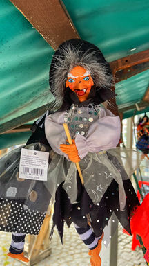 Ведьма на метле летит над старинным городом Вернигерод во время экскурсии.
