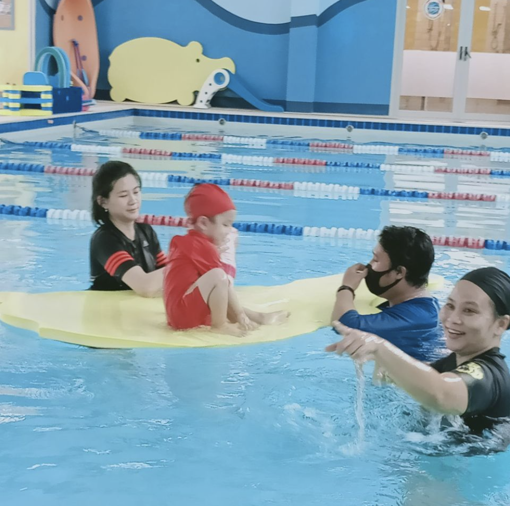 นภา ริ้วเจ แนะนำ Aqua-Tots Swim Schools (Thawi wattana, Bangkok, Thailand) จากที่มาวันแรกร้องไห้ แปปเดียวหัวเราะพัฒนาไปไวมากมากค่ะ content media
