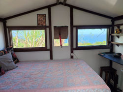 Tiny House Innenansicht Bett, Blick auf den Atlantik