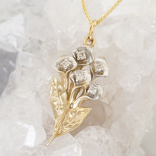 14kt yellow gold Calla Lily shaped Pendant with small diamonds in each flower