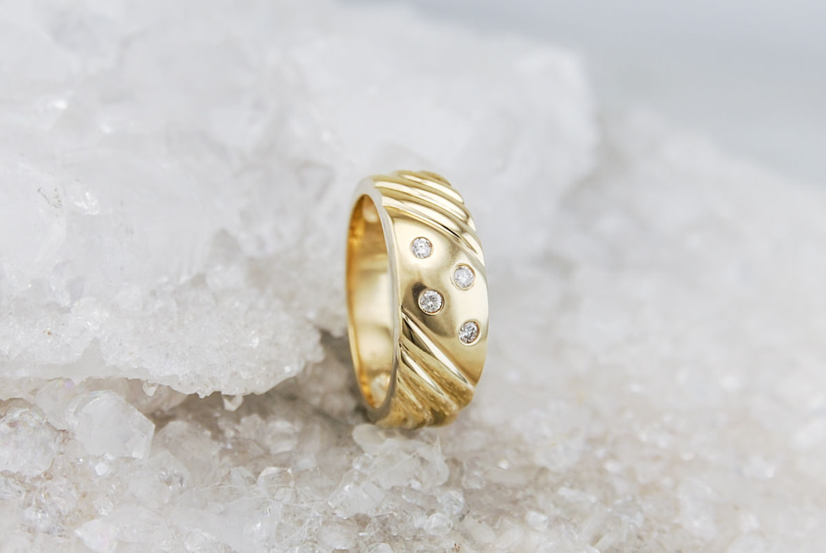 Inset Diamonds in Modern Band