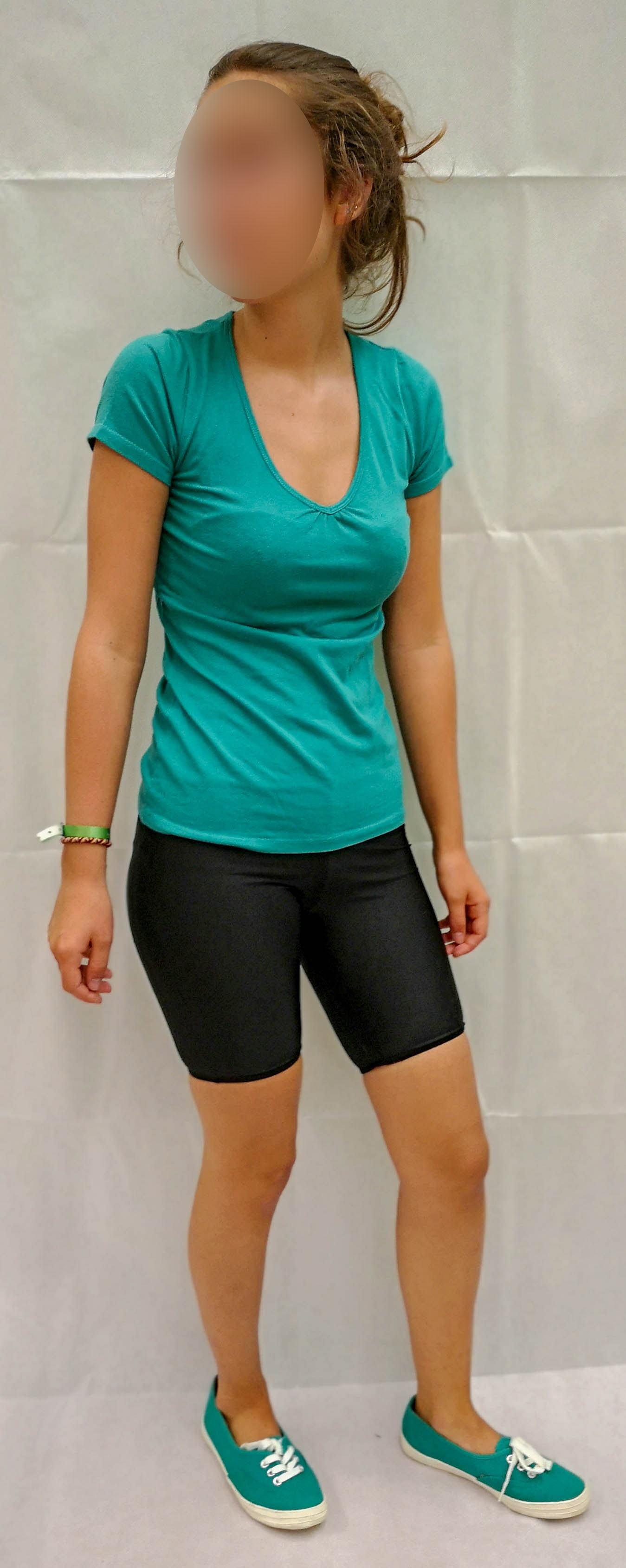 Tenue colorée turquoise - jaune - corail