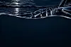 nächtliche_yacht_über_dunkler_meereswelle.webp