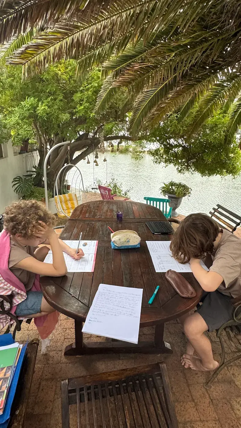 Kinder machen Homeschooling am Wasser