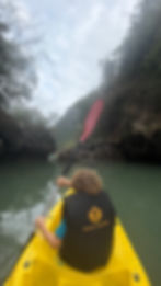 Louis auf dem Kajak in der Halong Bucht kurz bevor er einen unberührten See entdeckt