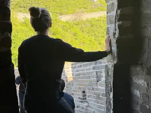 Frau schaut auf die unendliche chinesische Mauer