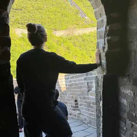 Frau schaut auf die unendliche chinesische Mauer