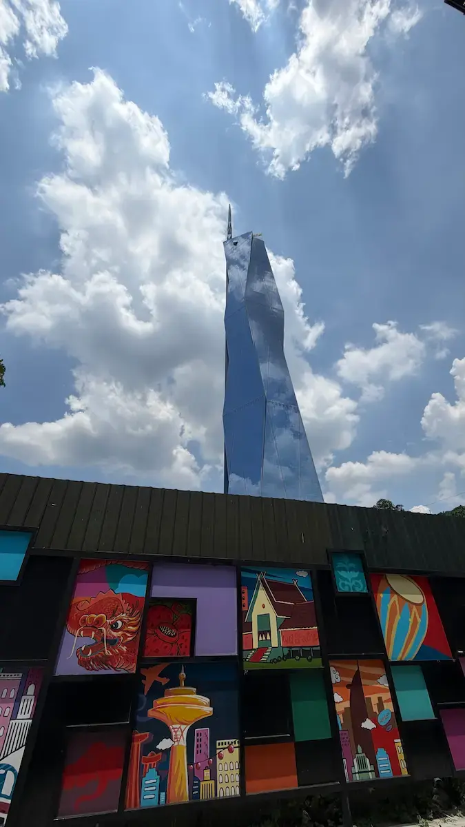 Eindrucksvoll in den Himmel reichend, der Merdeka 118 - zweithöchstes Gebäude der Welt.