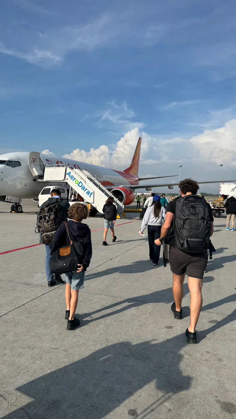 Familie auf dem Weg zum Flugzeug