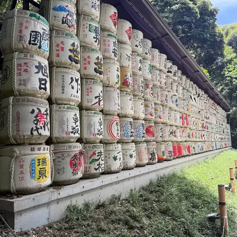 Familie vor Tempelanlage – Japan oder Südkorea mit Kindern im direkten Vergleich
