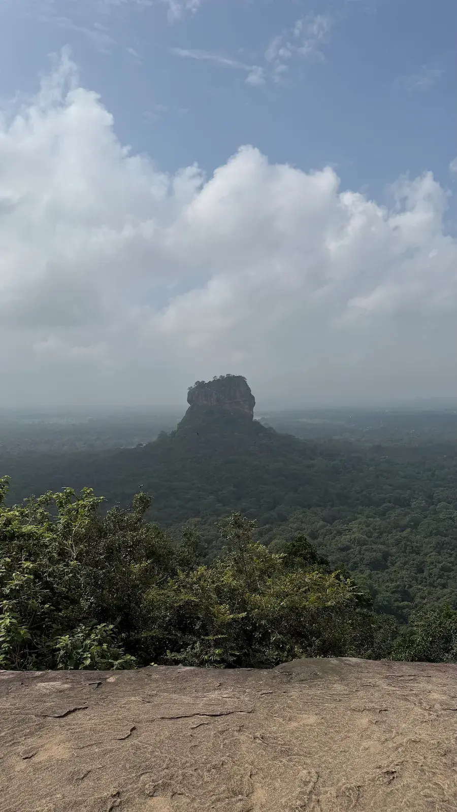 Sri Lanka mit Kindern – der Felsen von Sigiriya vom Pidurangala Rock aus
