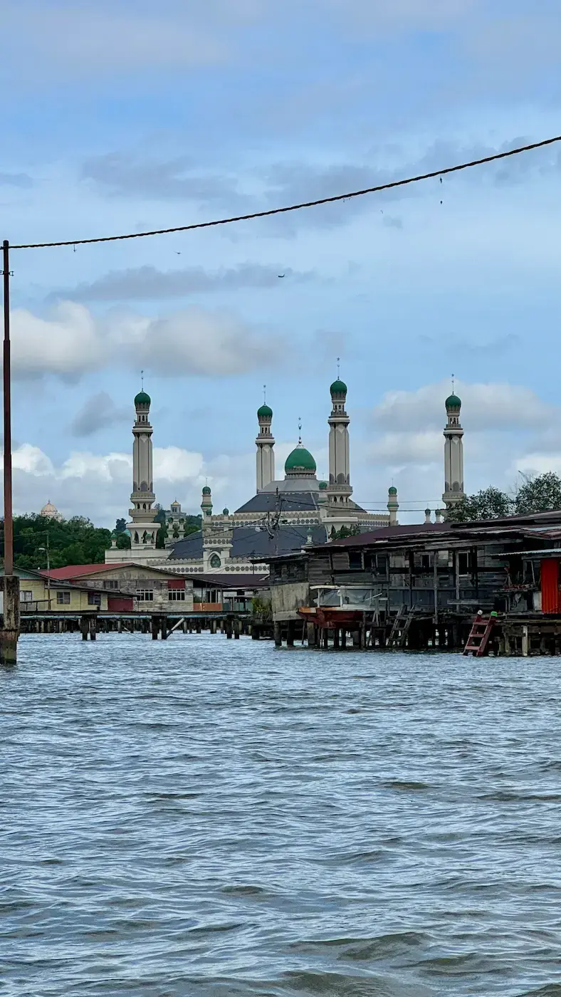Blick auf Moschee vom Wasser aus