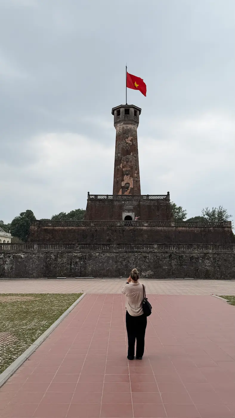 Vietnamesische Flagge wehend im Wind