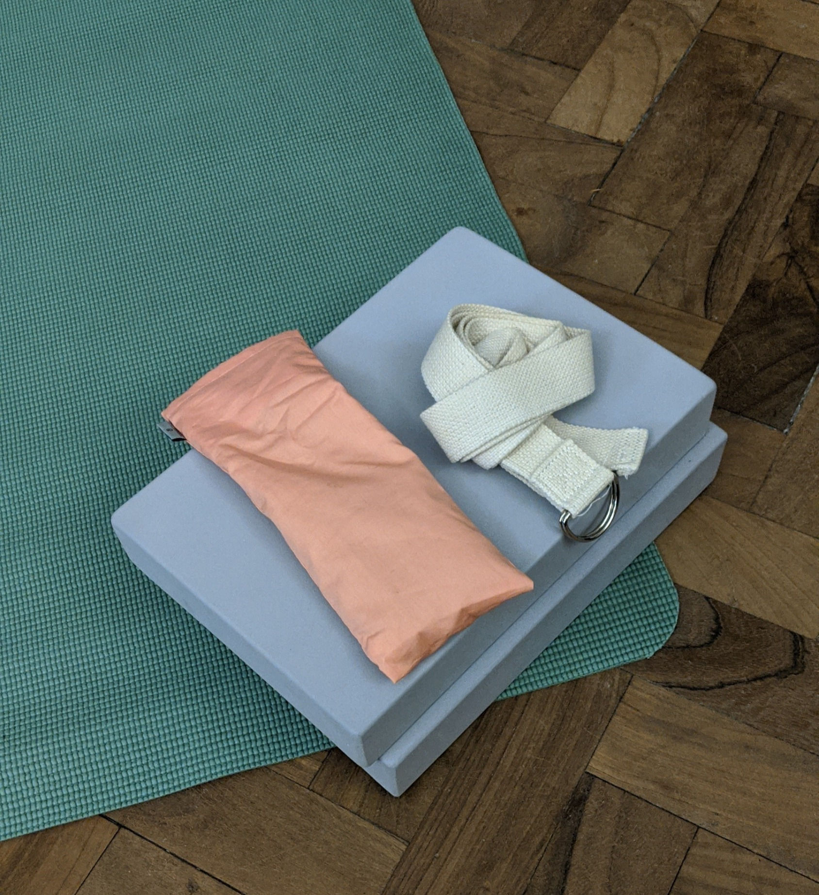 Yoga props: Pack B (mat, blocks & belt)