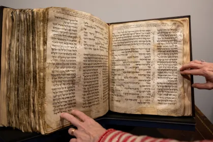 https://www.cnnbrasil.com.br/internacional/biblia-hebraica-mais-antiga-do-mundo-e-vendida-por-recorde-de-r-1895-milhoes/