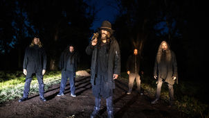 Sesiones terapéuticas atípicas: Imaginación, inquietud y oscuridad en Matan S.A.