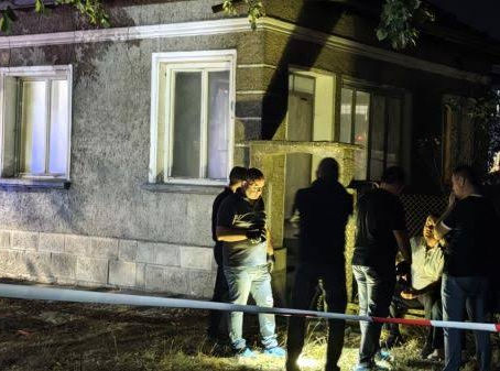 Полицейски оглед пред къщата в Исперих след двойното убийство на две непълнолетни момичета и последвалото самоубийство на баща им. Трагедията в област Разград отново повдигна въпроси за системните пропуски при сигналите за домашно насилие и закъснялата реакция на институциите.