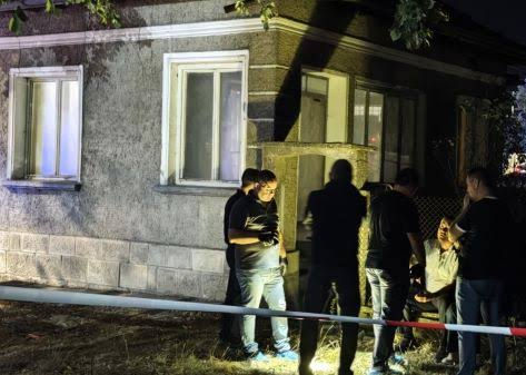Полицейски оглед пред къщата в Исперих след двойното убийство на две непълнолетни момичета и последвалото самоубийство на баща им. Трагедията в област Разград отново повдигна въпроси за системните пропуски при сигналите за домашно насилие и закъснялата реакция на институциите.