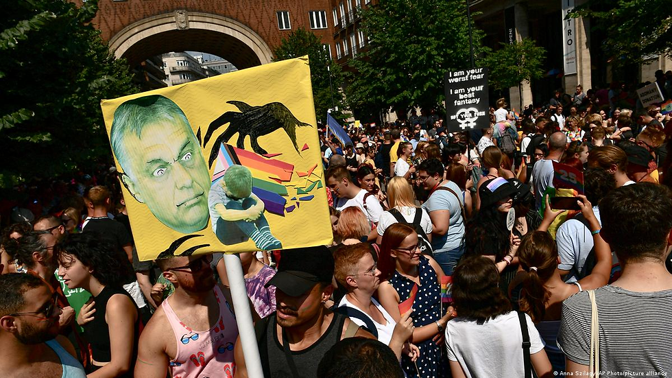 Протест в Унгария срещу анти-ЛГБТИ+ закона на Виктор Орбан с плакати за правата на човека и ЛГБТ+ общността.