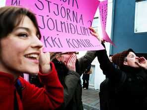 „Остава още работа“: Исландия отбелязва 50 години от масовата женска стачка