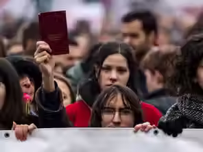 Антиправителствените протести в Сърбия: побой и сексуални нападения срещу момиче