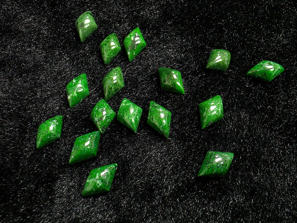 縮圖：Sannan Skarn (Sannite) | Rhombus Cabochon 6x10mm | Himalayan Chrome-Green