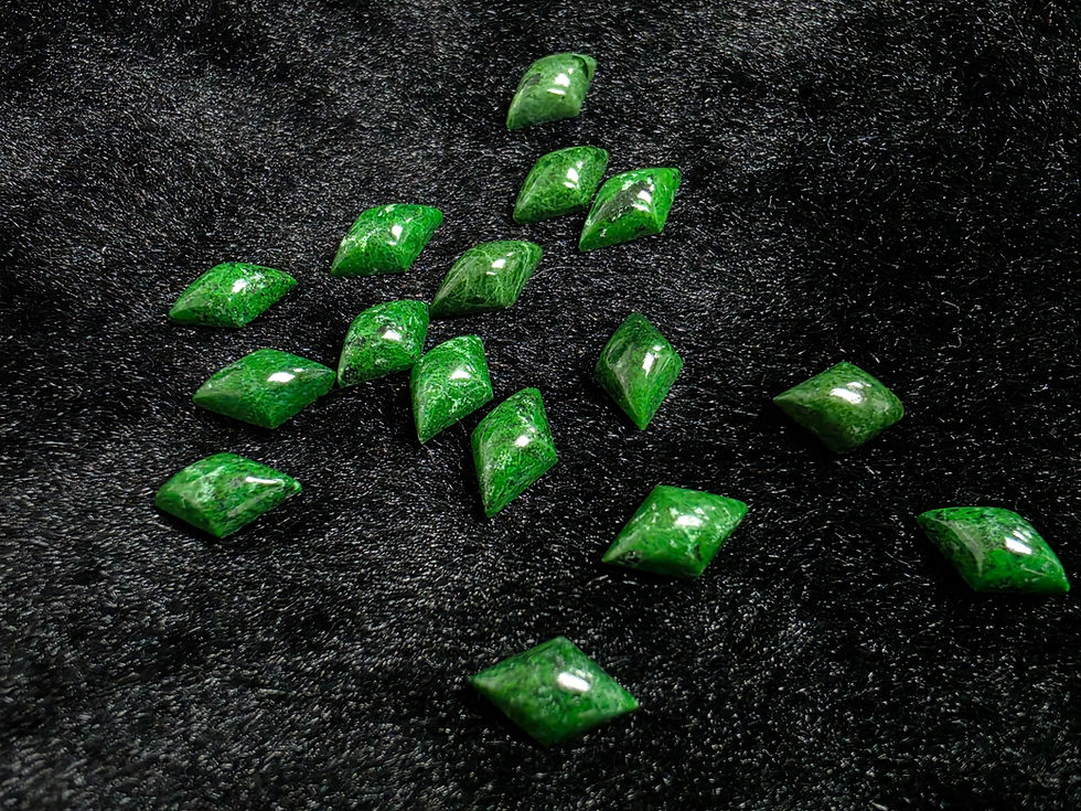 縮圖：Sannan Skarn (Sannite) | Rhombus Cabochon 6x10mm | Himalayan Chrome-Green