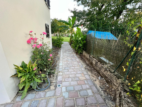 Aménagement de cour en gravier et allée en pavés à Thomery – Pim’s Revêtements