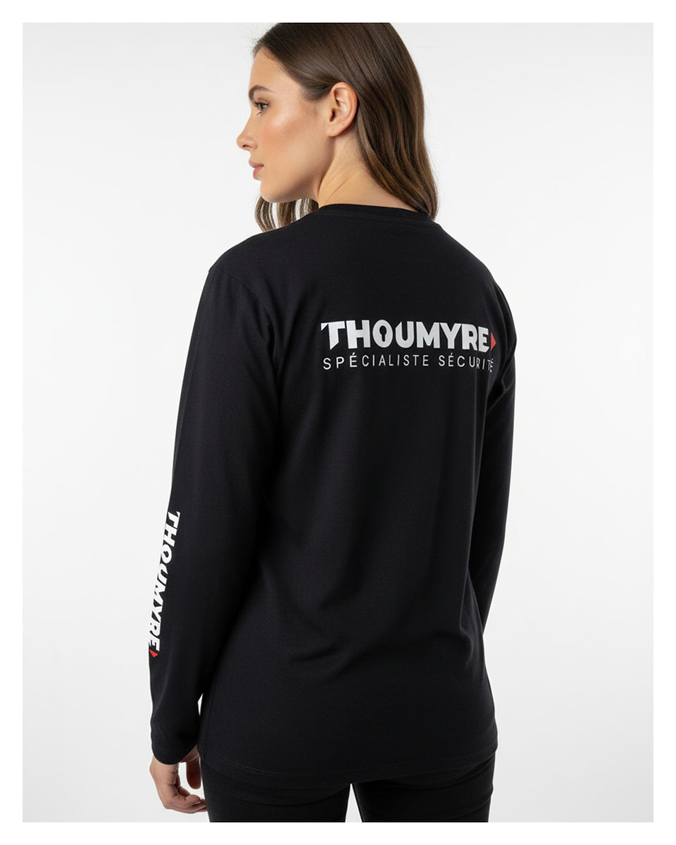 Photo d'un model femme portant un T-shirt noir à manches longues avec le logo Thoumyre en sérigraphie au dos. Le marquage textile a été réalisé à Rouen dans les ateliers de l'agence Offset