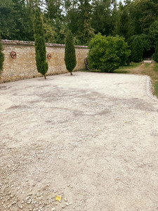 Revêtement extérieur en enrobé rouge à Fontainebleau avec parking, allée et bordures pavées par Pim's Revêtements en Seine-et-Marne