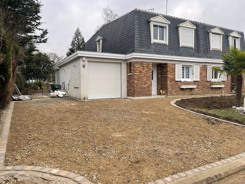 Travaux d’entrée de maison avec enrobé et goudronnage à Moissy-Cramayel (77) réalisés par Pim’s Revêtements