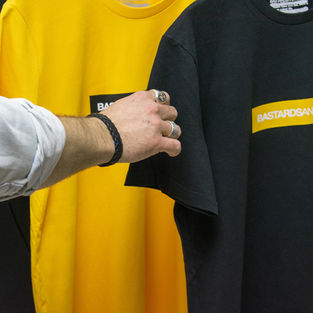 Photographie de tee shirt de la marque de vêtement Bastards And Heroes.