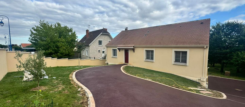 Transformation complète d’une cour privée en enrobé rouge à Montereau-Fault-Yonne : un accès qui fait la différence !