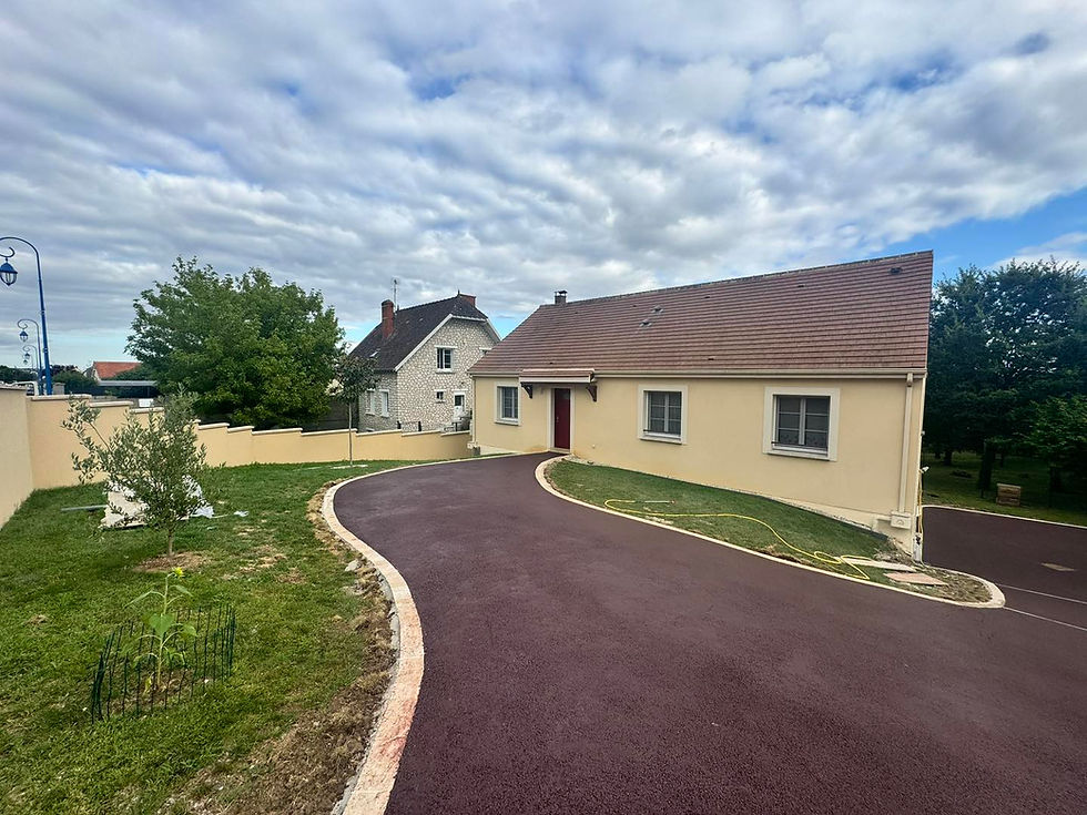 Transformation complète d’une cour privée en enrobé rouge à Montereau-Fault-Yonne : un accès qui fait la différence !