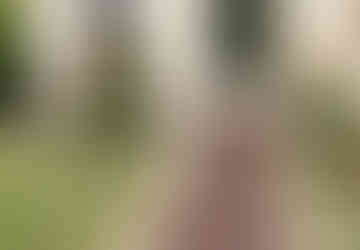 Revêtement extérieur en enrobé rouge à Fontainebleau avec parking, allée et bordures pavées par Pim's Revêtements en Seine-et-Marne