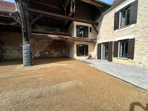 Aménagement de cour en gravier et allée en pavés à Thomery – Pim’s Revêtements