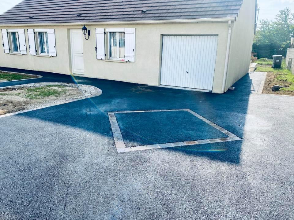 Terrasse en pavés et dalles aménagée à Barbizon, avec mobilier extérieur en bois – Pim’s Revêtements