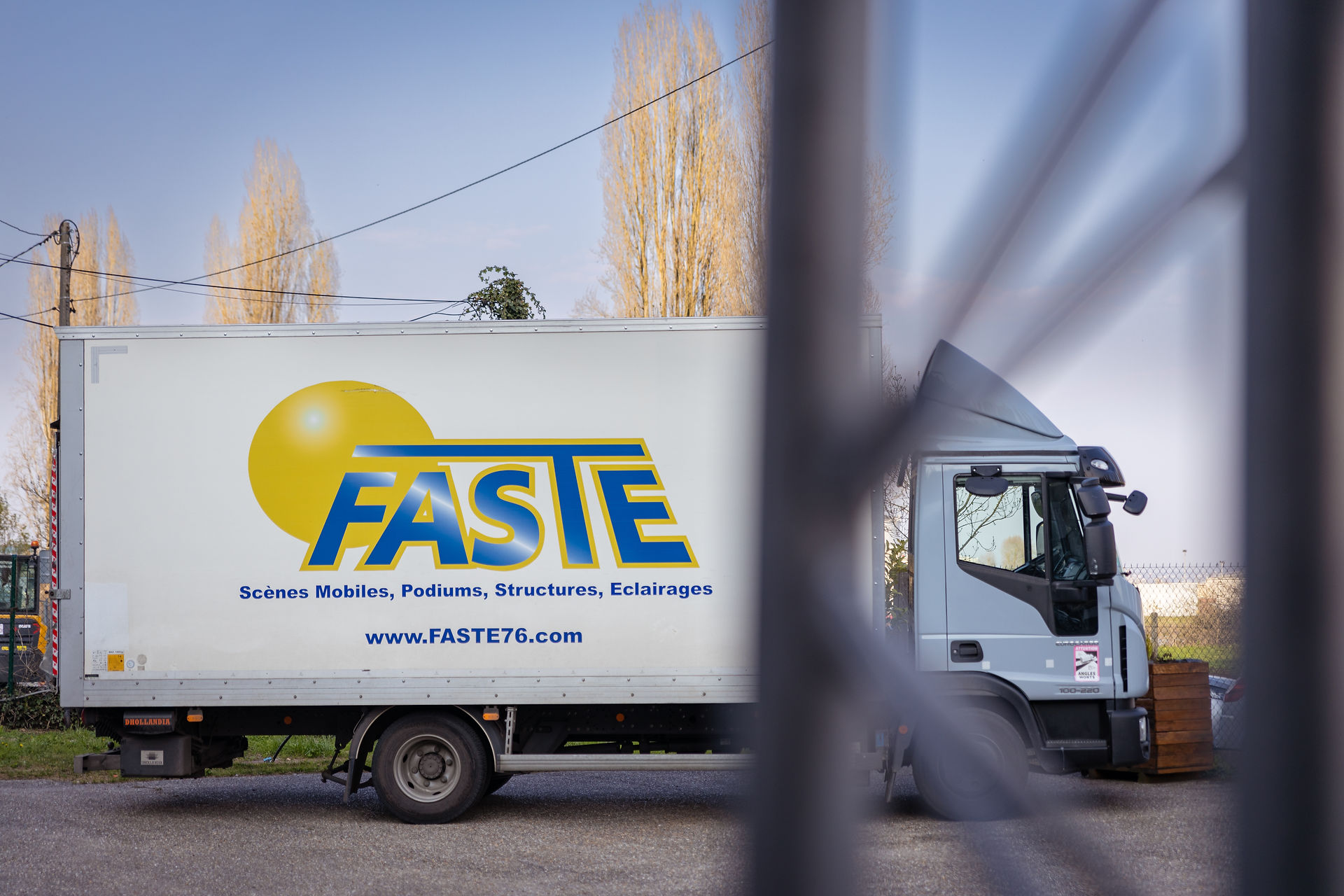 Photo d'un camion de l'entreprise FASTE 76, spécialiste de la scène mobile en Normandie.