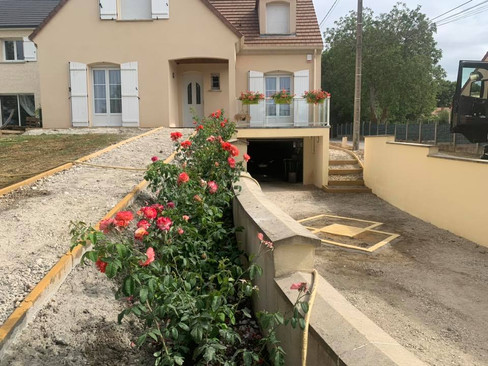 Pose d’enrobé rouge avec escaliers et pavés décoratifs à Avon – Réalisation Pim’s Revêtements en Seine-et-Marne