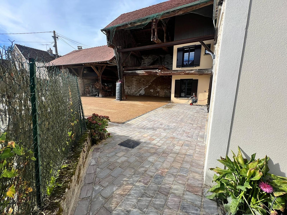 Aménagement de cour en gravier et allée en pavés à Thomery – Pim’s Revêtements