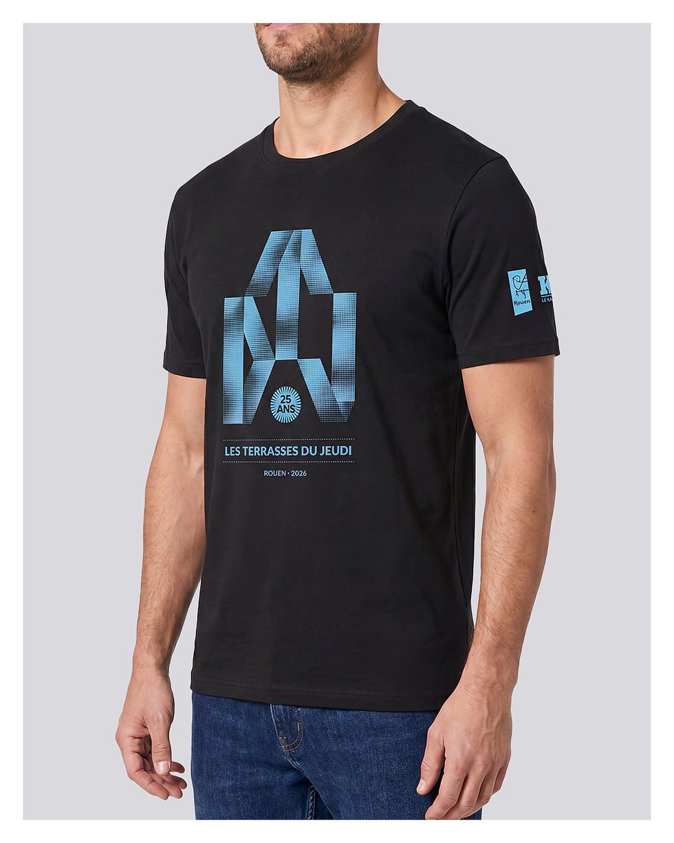 photo studio d'un model portant un t-shirt sérigraphié dans les ateliers de l'agence Offset à Rouen pour l'événement Les Terrasses du Jeudi