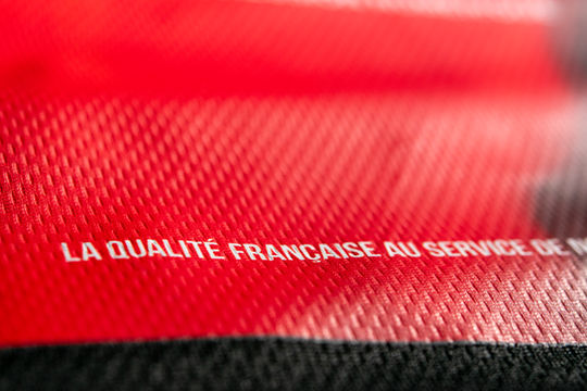 Gros plan surr le rendu d'un film de transfert sur un marque DTF d'un T-shirt noir chez Next en Normandie