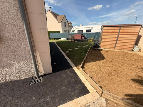 chantier d'aménagement extérieur par Pim's revêtement à Villeblevin (89340) - Pim's revêtements