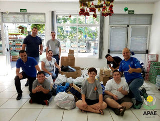 Entrega de calçados arrecadados na Copa Integração