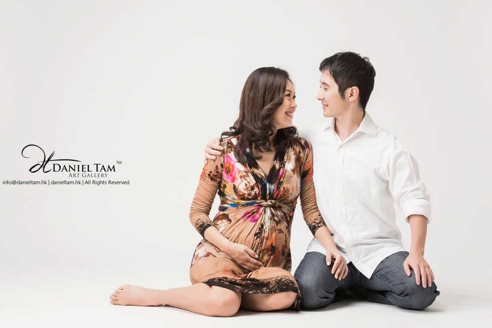 couple maternity photoshoot indoor