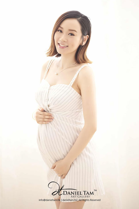 elegent mum to be in white dress