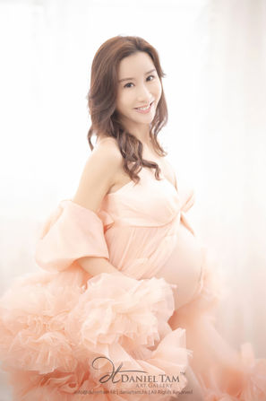 gorgerous mum to be in pink gown